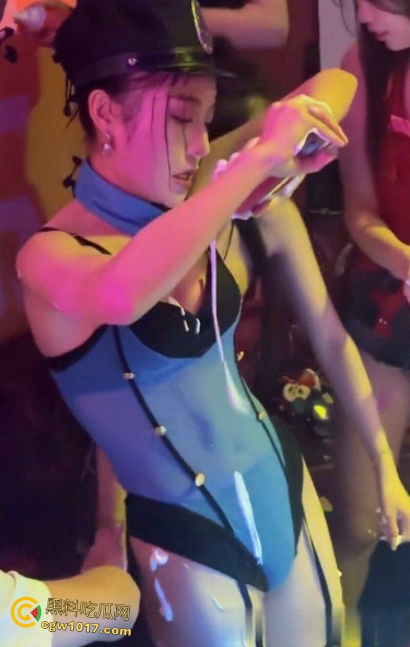 开单狗推酒吧狂爆金币，极品身材性感美女香槟湿身热舞，黑丝翘臀性感诱人，尺度炸裂到极致！