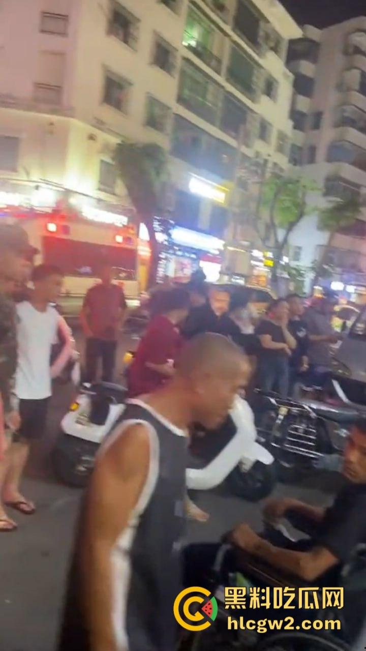 海南三亚商品街多名精神老哥抡棍火当街挥刀 案发现场视频流出 挂了一个?-6