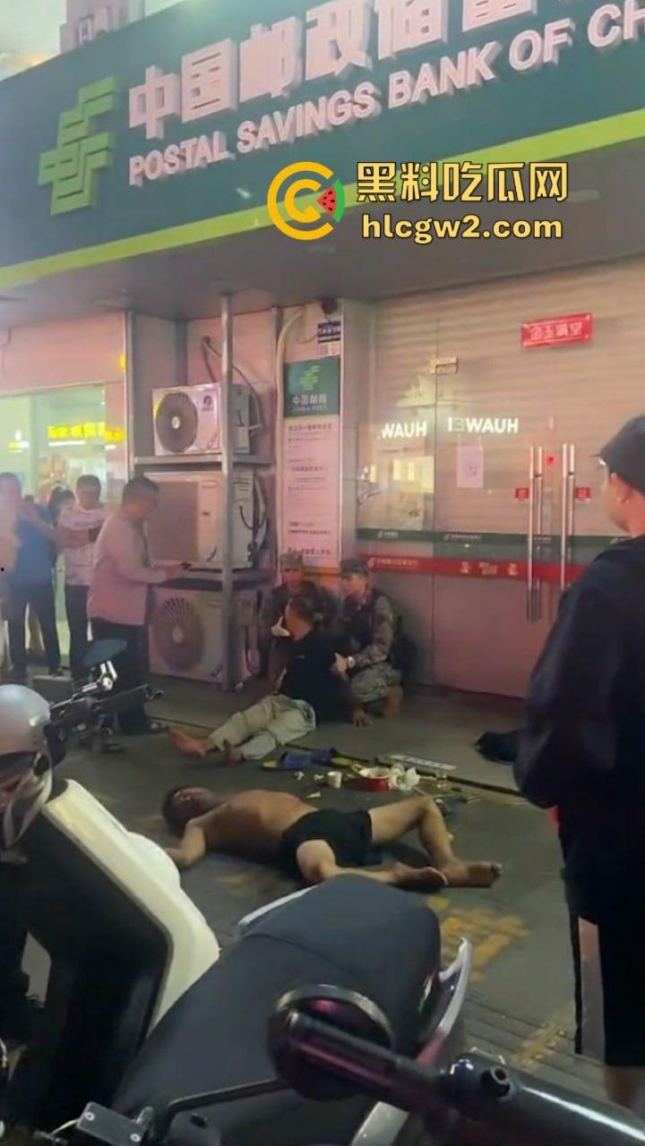 海南三亚商品街多名精神老哥抡棍火当街挥刀 案发现场视频流出 挂了一个?-7