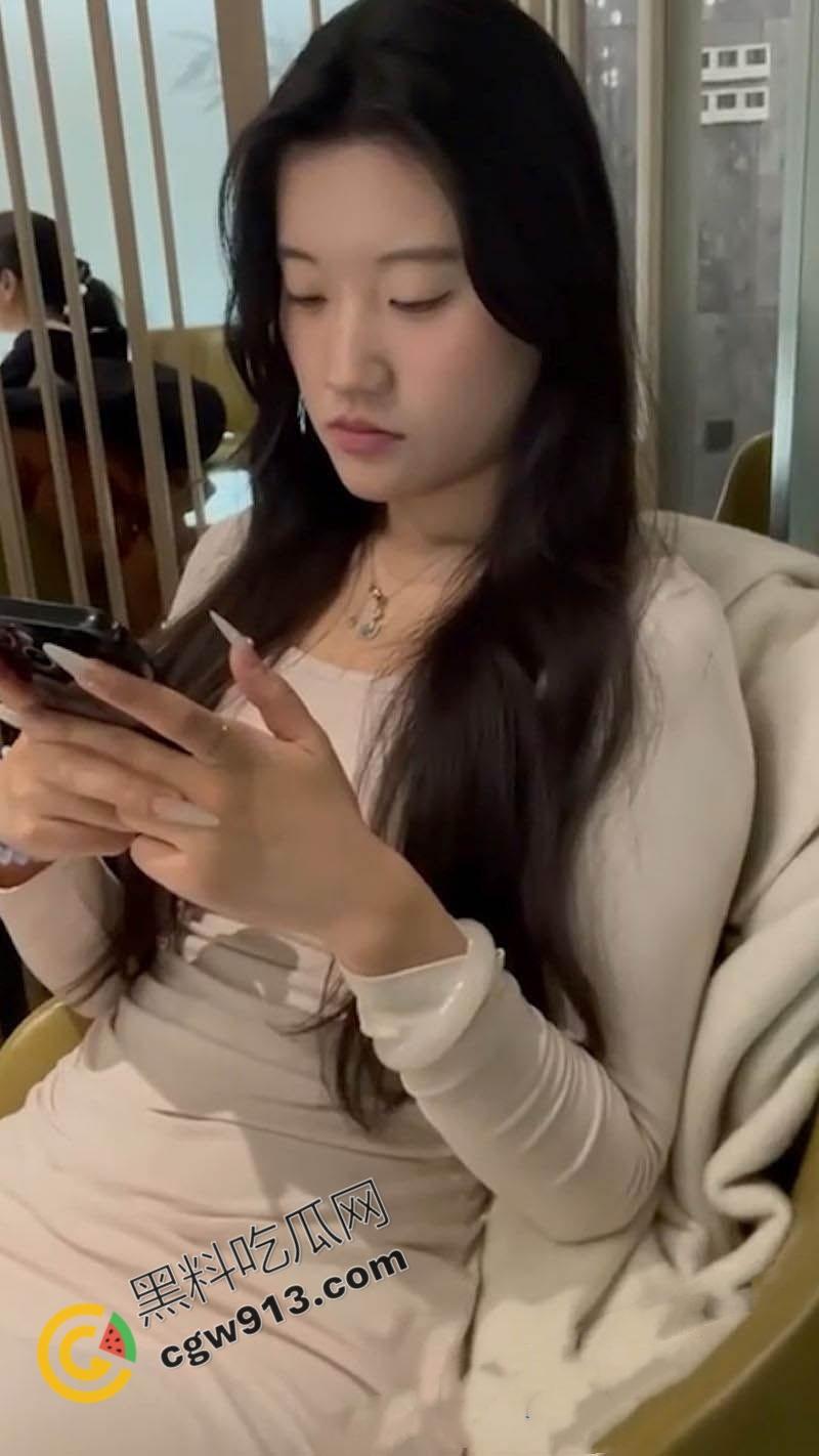 成都高颜值拜金婊陈昕怡的荒淫生活曝光:诱惑金主反遭报复,淫荡画面引爆网络-2