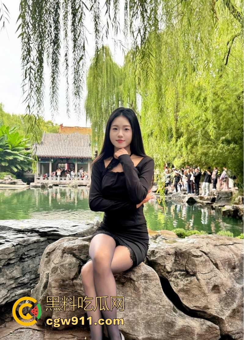 调教饥渴嫂子，咬着大哥已经射满的套，把精液当润滑油用，边操边大声淫叫，这还真不是一般的骚！