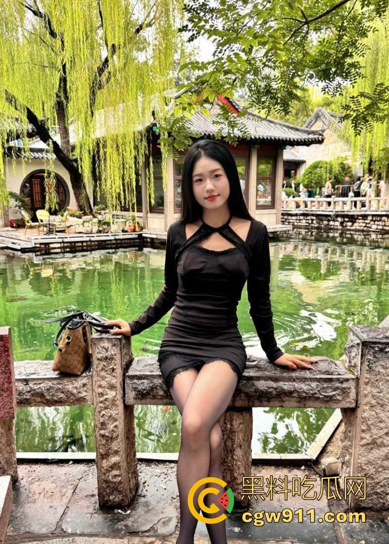 调教饥渴嫂子,咬着大哥已经射满的套,把精液当润滑油用,边操边大声淫叫,这还真不是一般的骚!-2