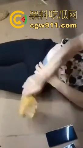 低俗直播惩罚!快手女主播连麦pk,败者惩罚榴莲皮扎逼,助手拿着拖鞋用力猛敲,看得人都觉得疼!-2