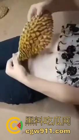 低俗直播惩罚!快手女主播连麦pk,败者惩罚榴莲皮扎逼,助手拿着拖鞋用力猛敲,看得人都觉得疼!-3