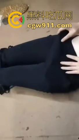 低俗直播惩罚!快手女主播连麦pk,败者惩罚榴莲皮扎逼,助手拿着拖鞋用力猛敲,看得人都觉得疼!-4