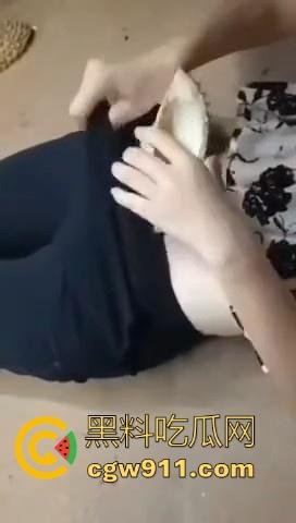 低俗直播惩罚!快手女主播连麦pk,败者惩罚榴莲皮扎逼,助手拿着拖鞋用力猛敲,看得人都觉得疼!-5