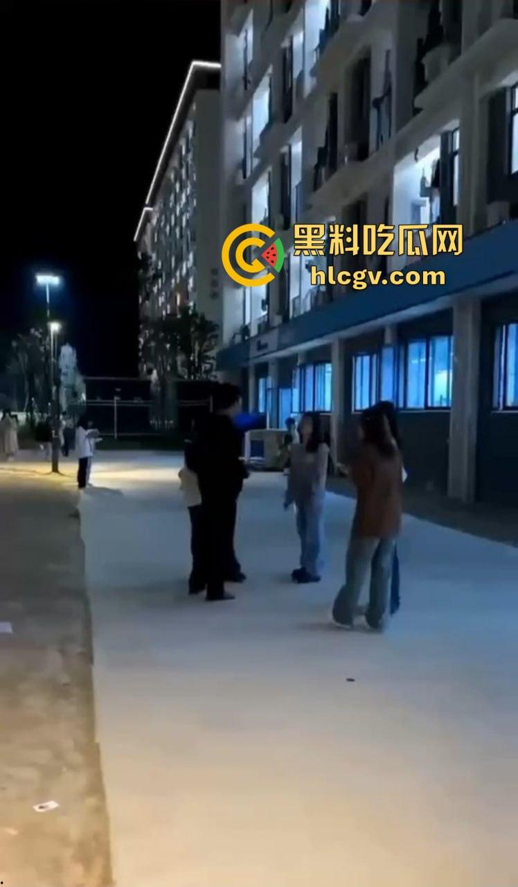 福建师大时间管理大师翻车现场!四个女友堵宿舍楼下排队算账,男生跪地求饶吓成孙子!-3