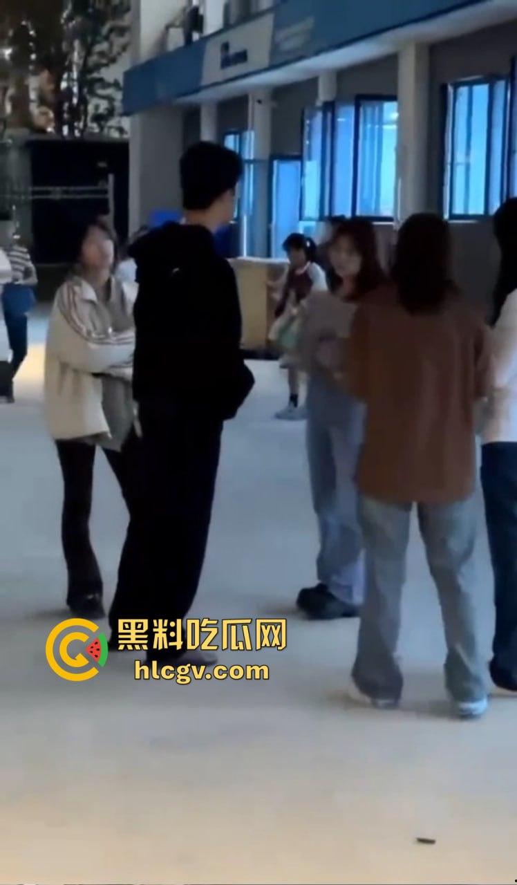 福建师大时间管理大师翻车现场!四个女友堵宿舍楼下排队算账,男生跪地求饶吓成孙子!-4