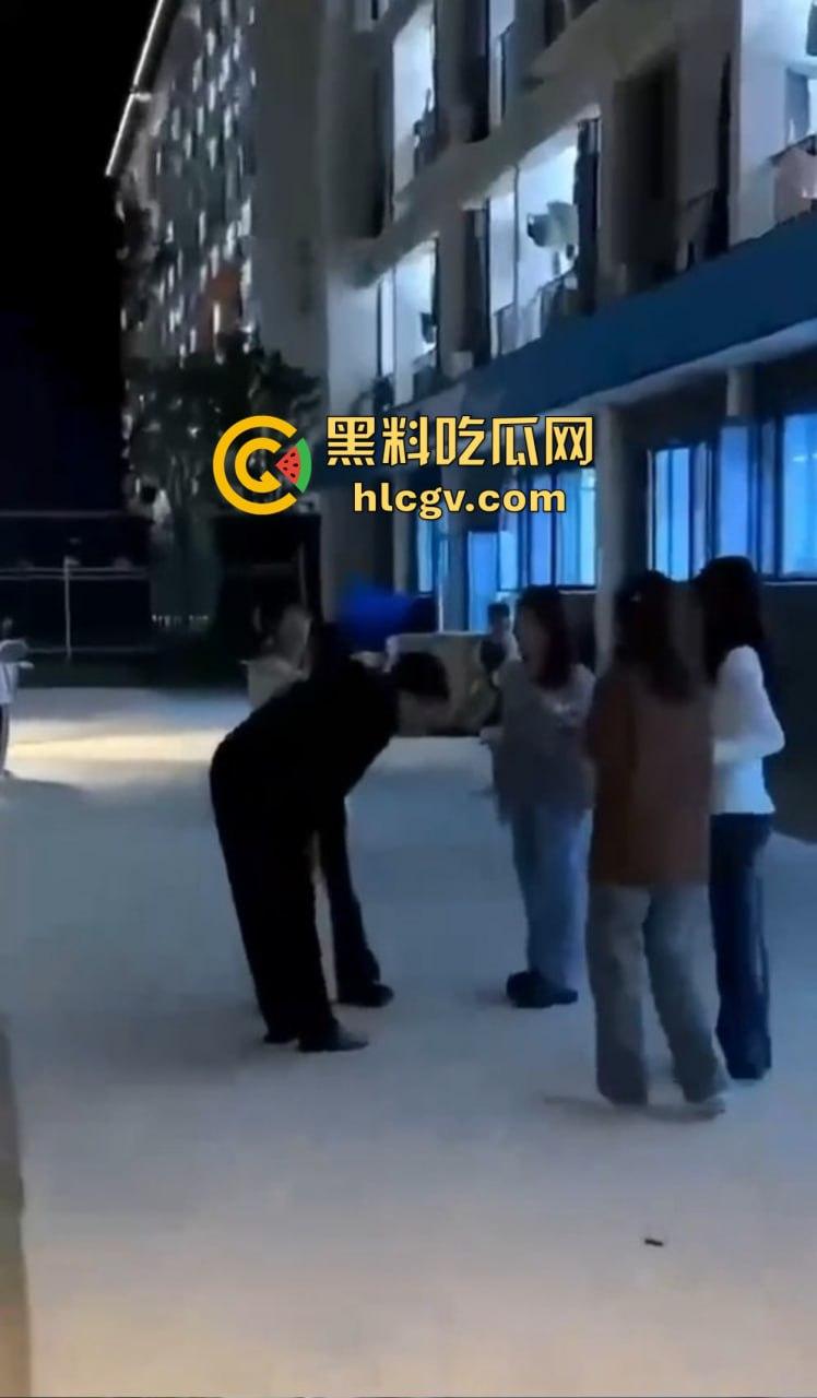 福建师大时间管理大师翻车现场!四个女友堵宿舍楼下排队算账,男生跪地求饶吓成孙子!-5