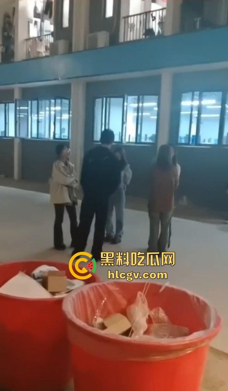 福建师大时间管理大师翻车现场!四个女友堵宿舍楼下排队算账,男生跪地求饶吓成孙子!-8
