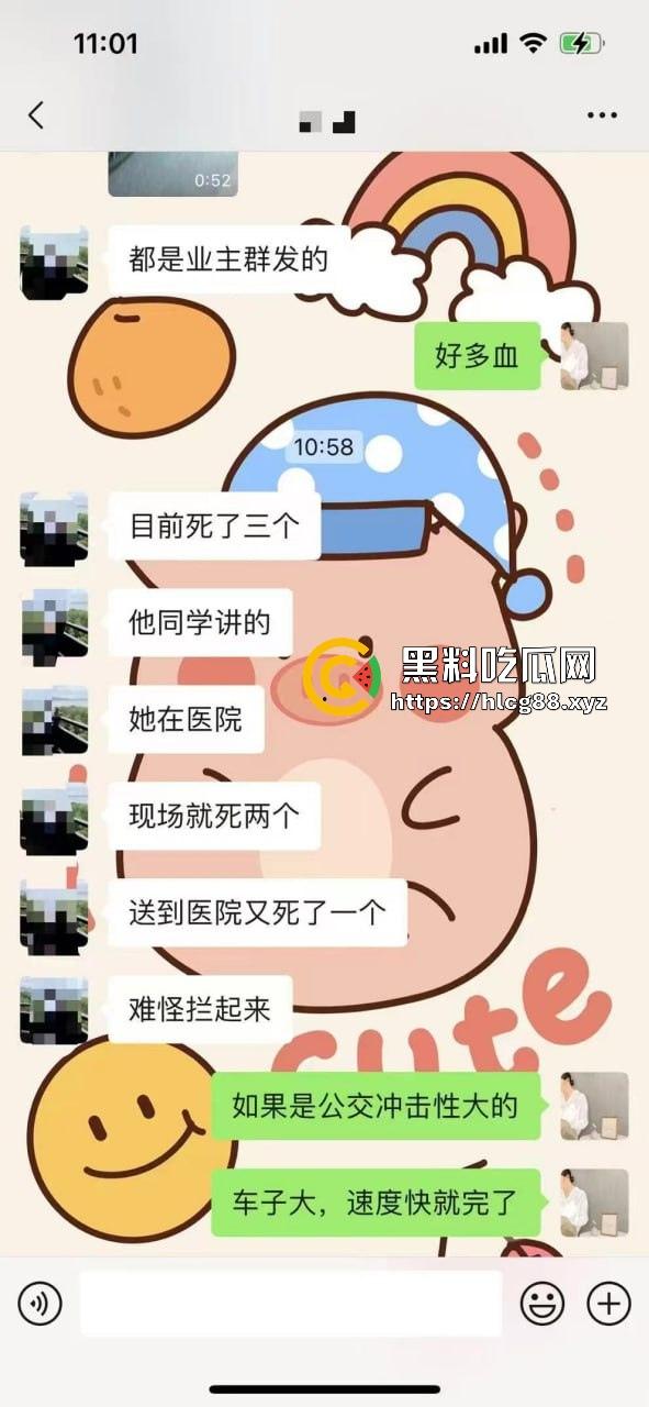 江苏镇江公交狂飙猛操私车，小轿车被撞成烂渣，车主吓得卵缩尿飙魂飞魄散！