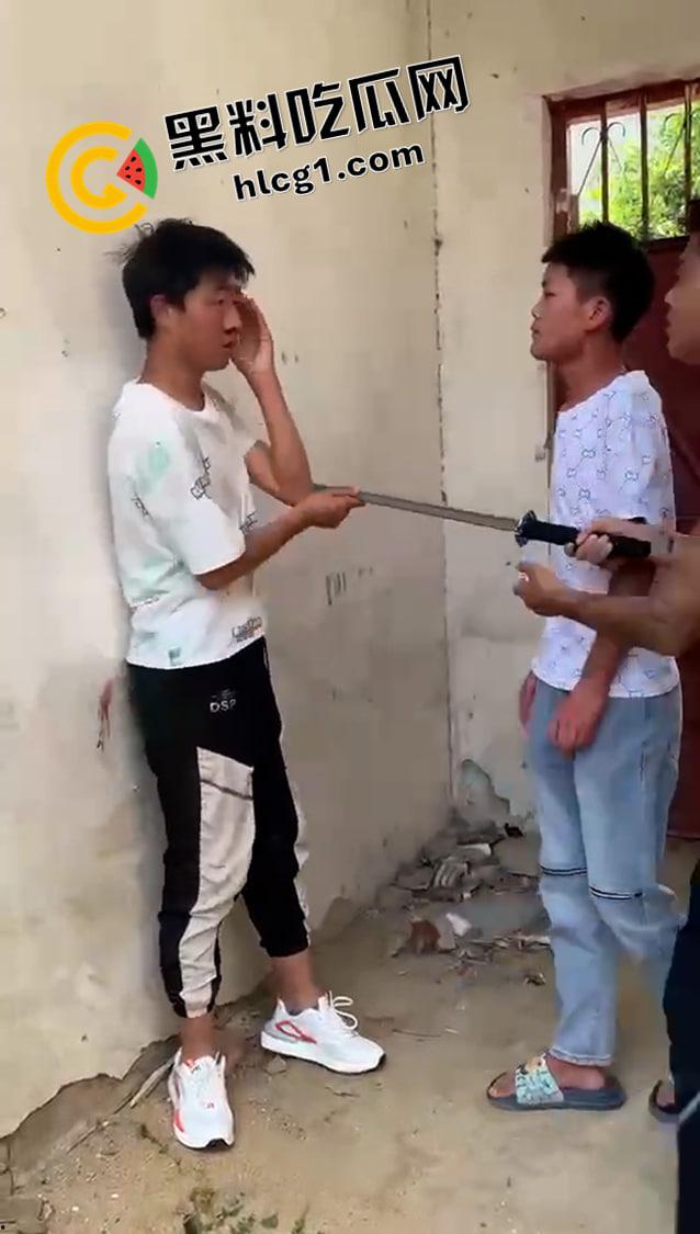 抖音快手热榜!河南南阳持刀霸凌原视频 一群纹身精神小伙持刀围殴 小伙子要被打得神志不清了-4