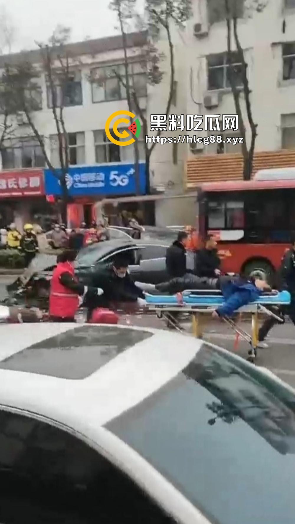 江苏镇江公交狂飙猛操私车,小轿车被撞成烂渣,车主吓得卵缩尿飙魂飞魄散!-4