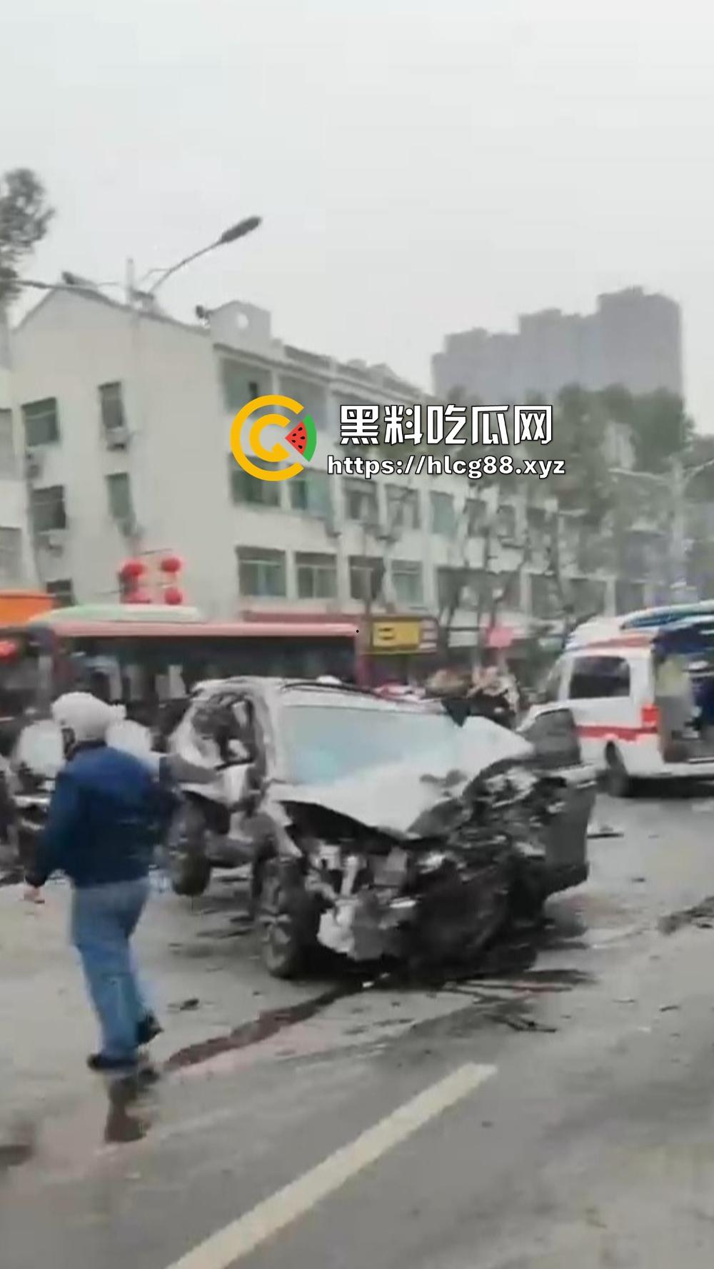 江苏镇江公交狂飙猛操私车,小轿车被撞成烂渣,车主吓得卵缩尿飙魂飞魄散!-5