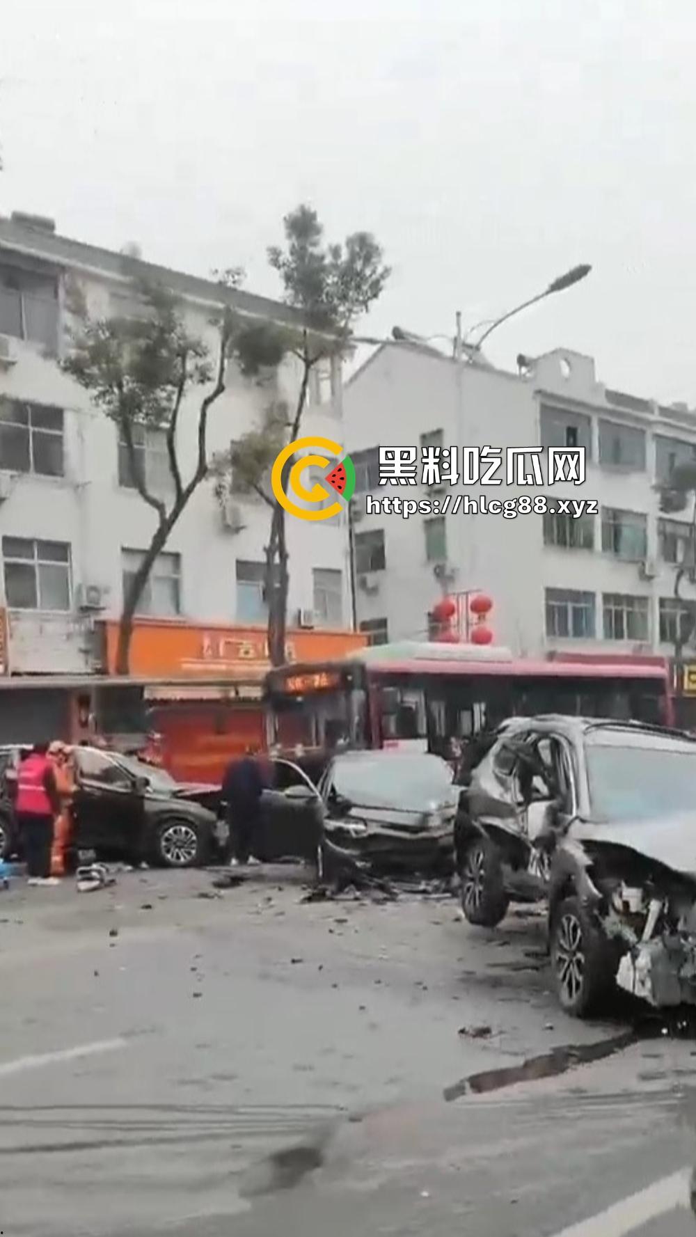 江苏镇江公交狂飙猛操私车,小轿车被撞成烂渣,车主吓得卵缩尿飙魂飞魄散!-6
