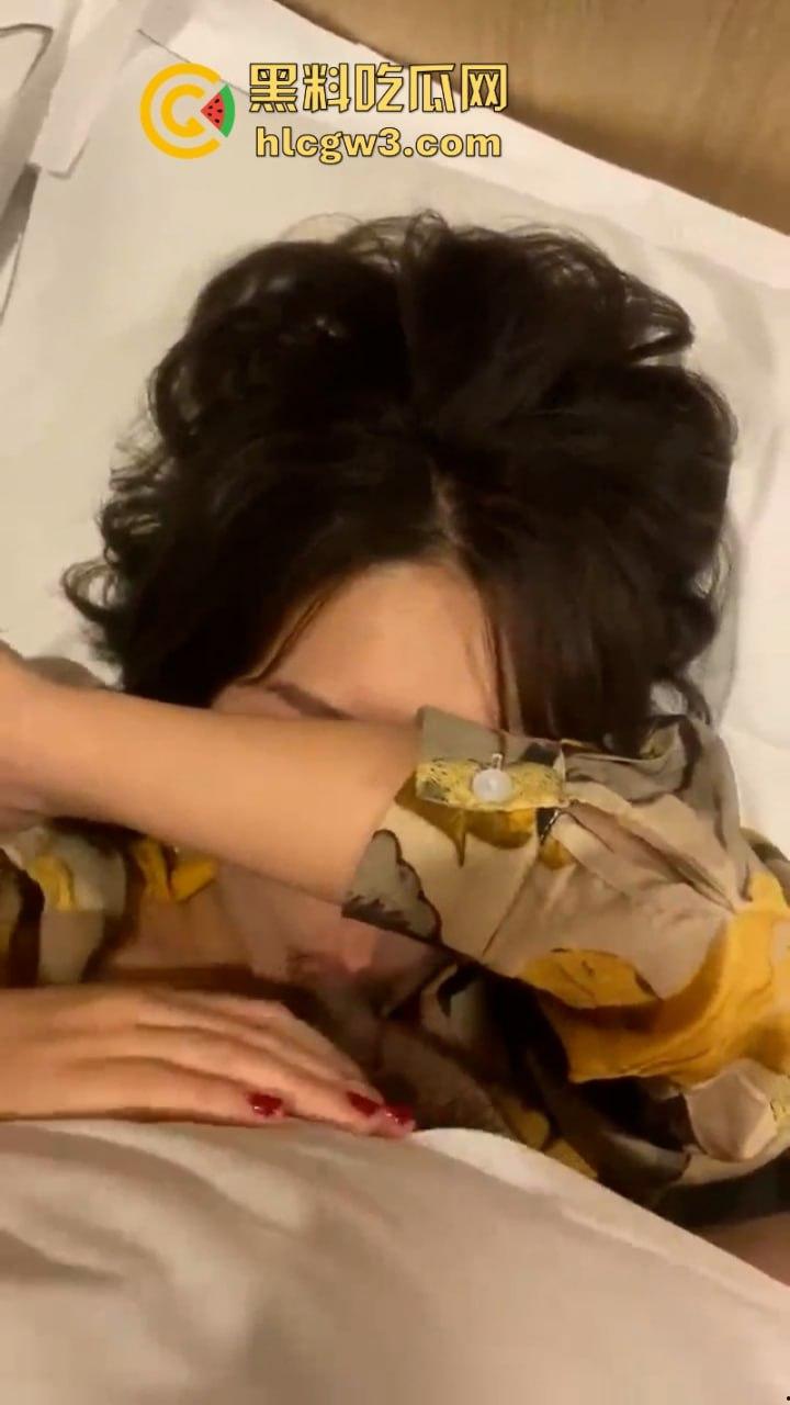 完美露脸!欲求不满的河南少妇【张雅轩】酒店偷情曾经白月光 各种姿势爆操大肥B!-3