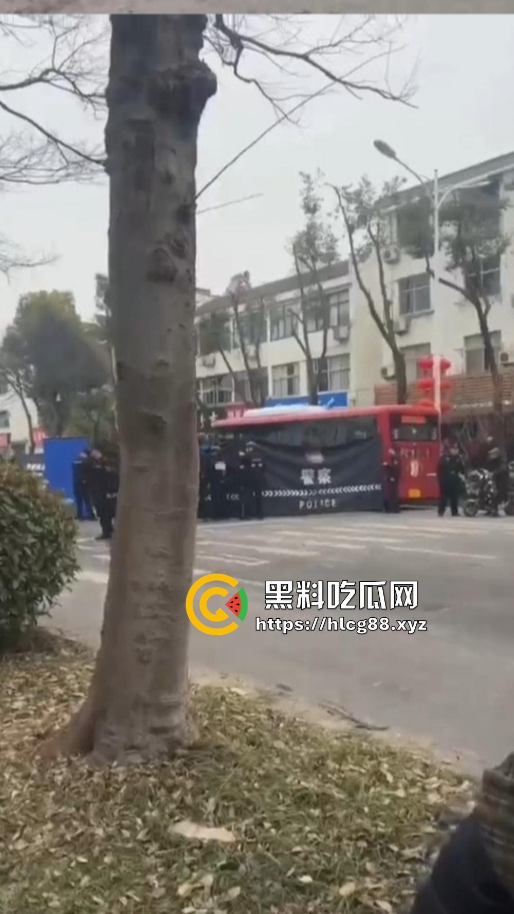 江苏镇江公交狂飙猛操私车,小轿车被撞成烂渣,车主吓得卵缩尿飙魂飞魄散!-7