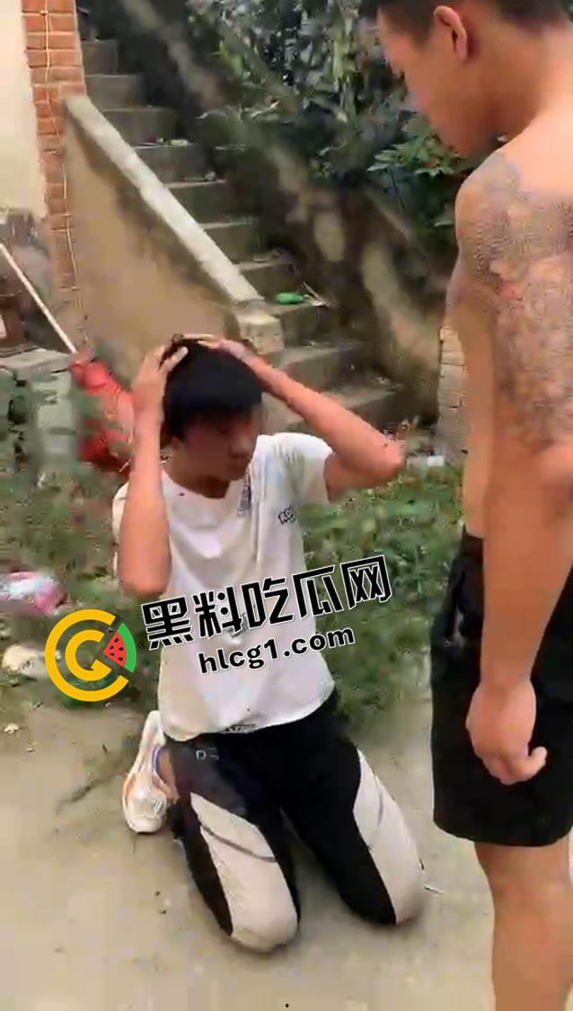 抖音快手热榜!河南南阳持刀霸凌原视频 一群纹身精神小伙持刀围殴 小伙子要被打得神志不清了-7