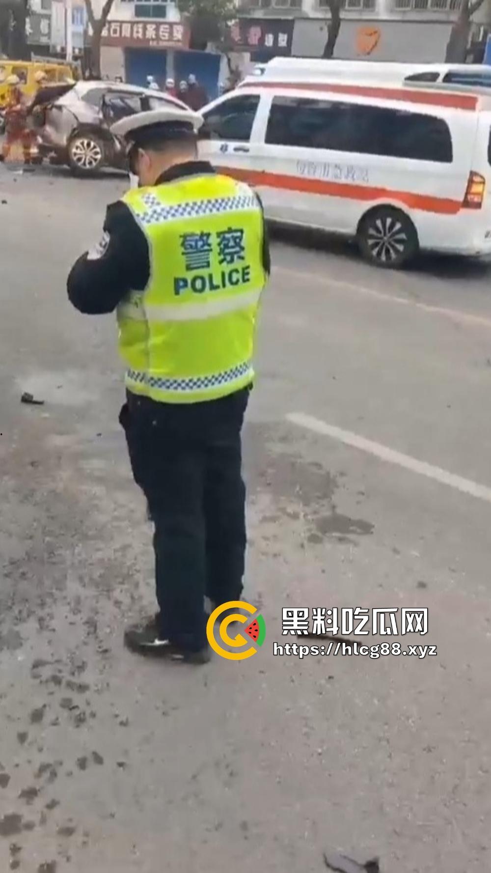 江苏镇江公交狂飙猛操私车,小轿车被撞成烂渣,车主吓得卵缩尿飙魂飞魄散!-9
