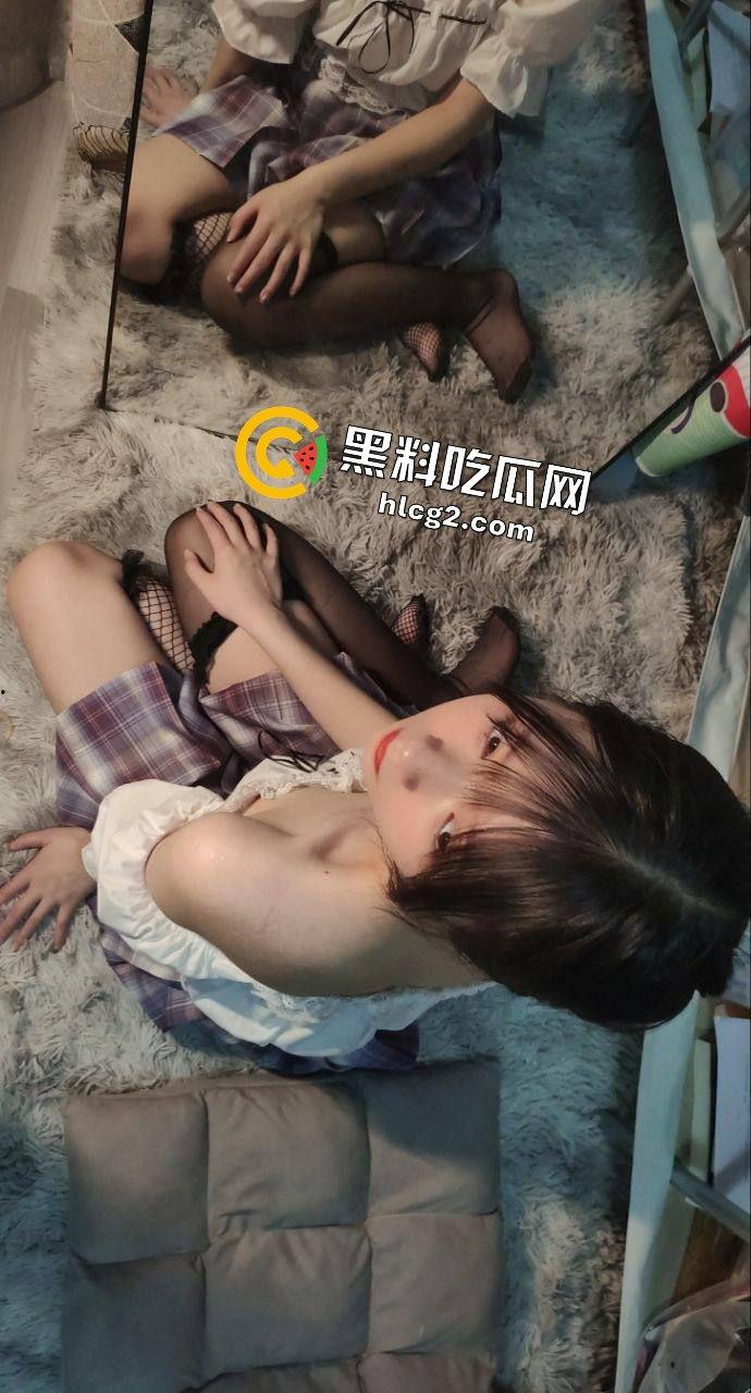 满脸胶原蛋白的高颜值反差婊『李瑜』摆着X腿站立后入 被金主调教成爬行母狗 私拍泄密流出!-5