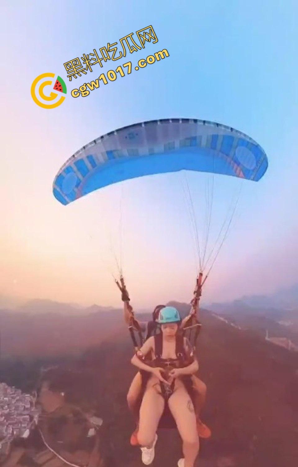 越南岘港上海白领女孩全裸起飞，翘臀隔空振动，惊呼回荡，私处暴露云端，体验高空全裸的双重刺激