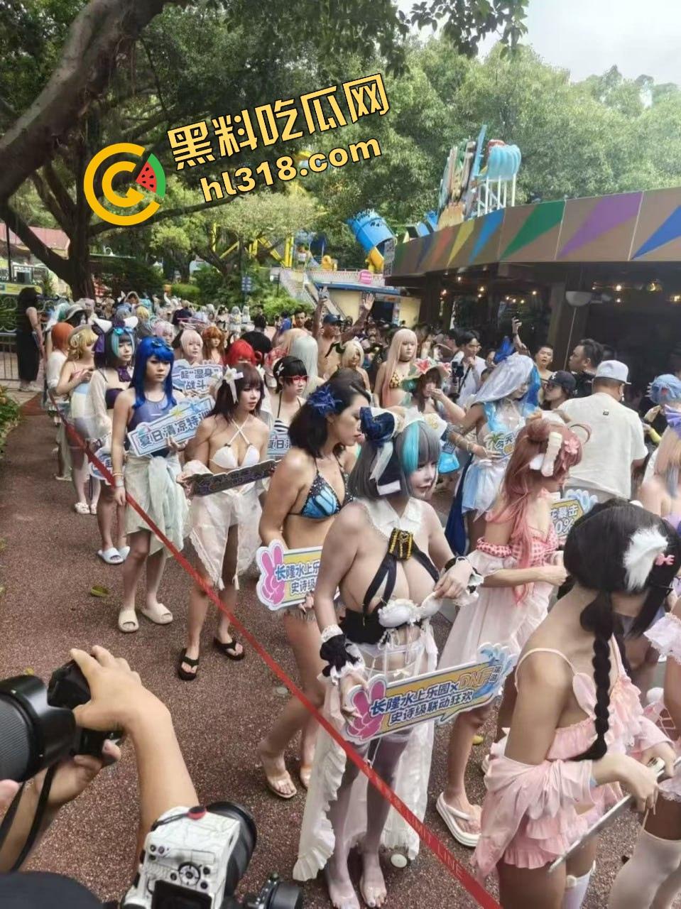 长隆水上乐园coser骚出天际，大奶全露只贴乳贴，B站活动胸前两根吊带全场男人看直眼，这波冲到飞起！