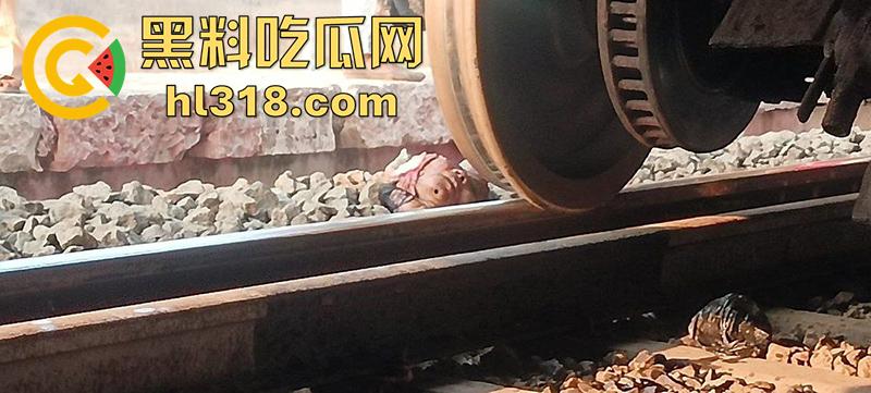 印度谣言造成大祸，大聪明编造车厢着火谣言，导致气氛混乱多人跳车逃生，被疾驰而来的火车撞死！