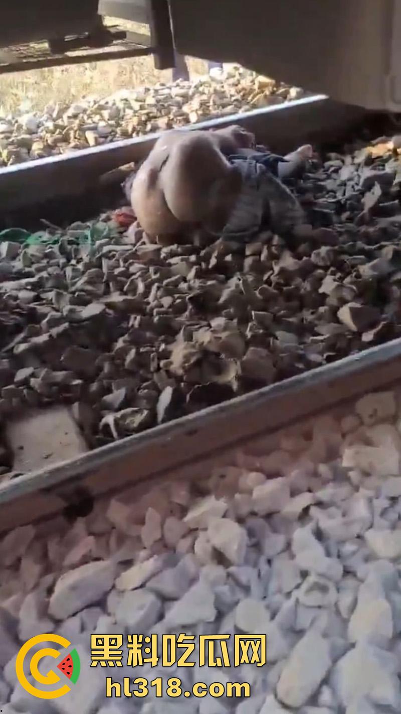 印度谣言造成大祸,大聪明编造车厢着火谣言,导致气氛混乱多人跳车逃生,被疾驰而来的火车撞死!-2