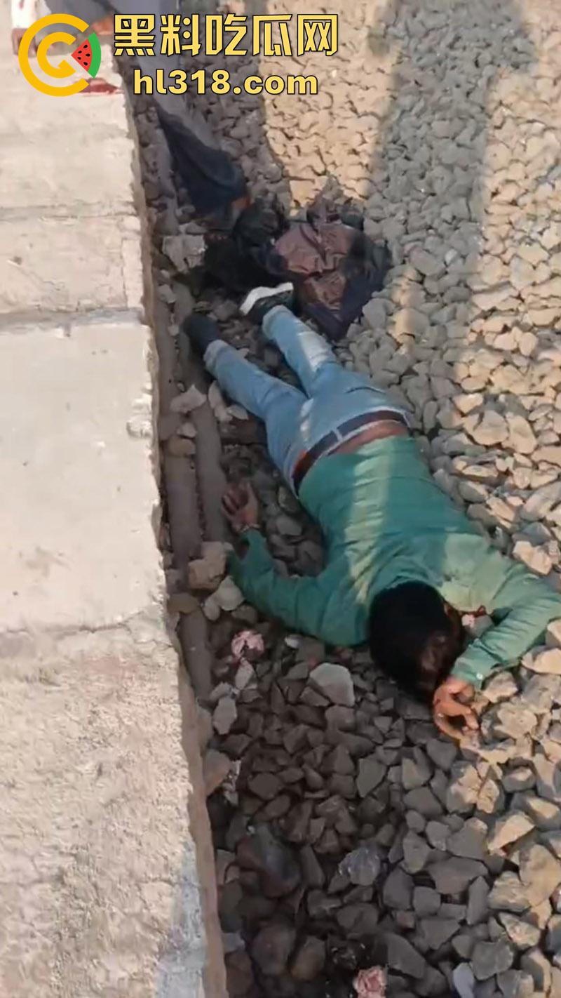 印度谣言造成大祸,大聪明编造车厢着火谣言,导致气氛混乱多人跳车逃生,被疾驰而来的火车撞死!-7