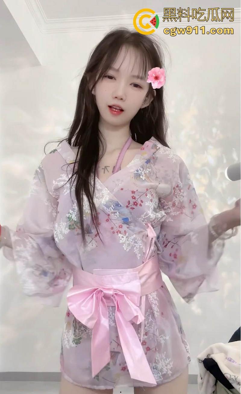 新晋可爱清纯福利姬【小妮子】黑丝袜福利强势来袭!情趣装裸舞翘臀狂摇,阴唇薄薄湿润拉丝,已分泌晶莹爱液!-2