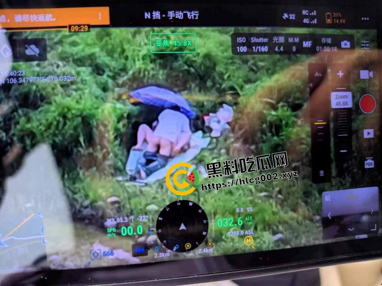 重庆洪崖洞野战！无人机最佳视角偷拍打野战 还打伞挡住脸不挡b 是个讲究人