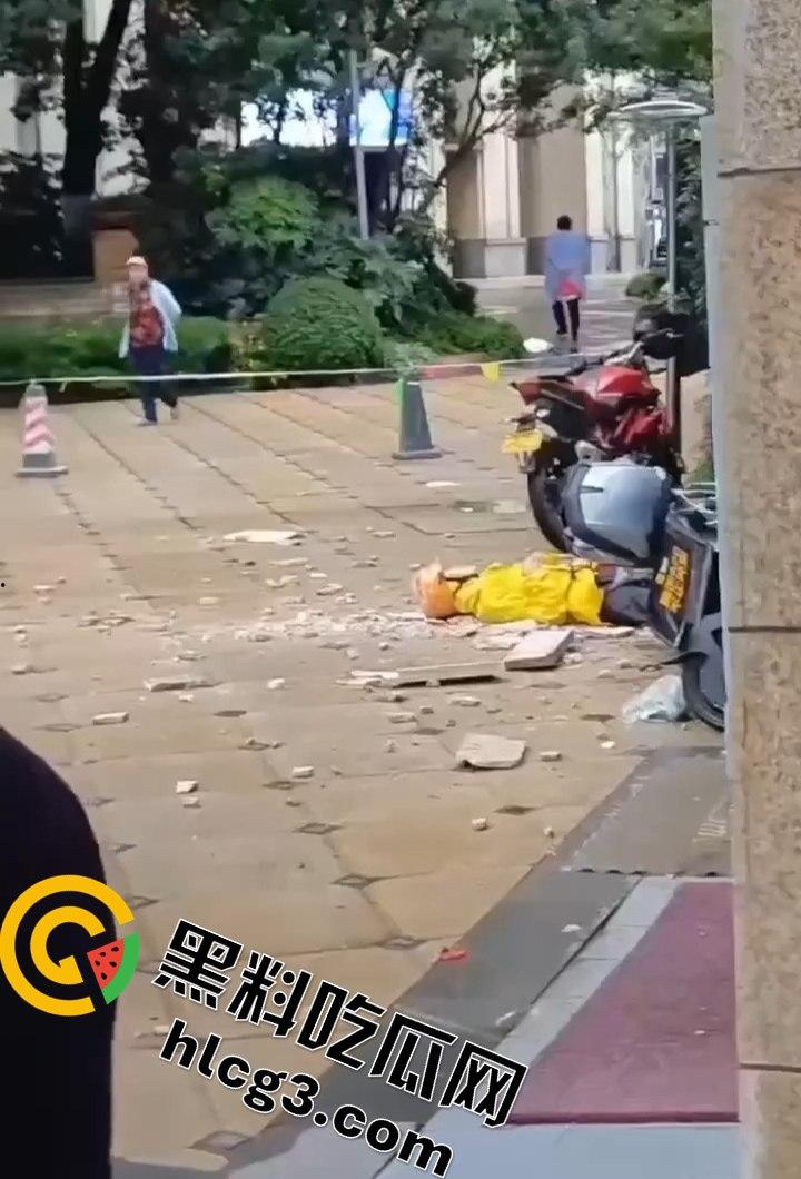 昆明海伦国际大风暴雨引发的悲剧!墙皮脱落砸伤外卖小哥,抢救无效心跳骤停!-1