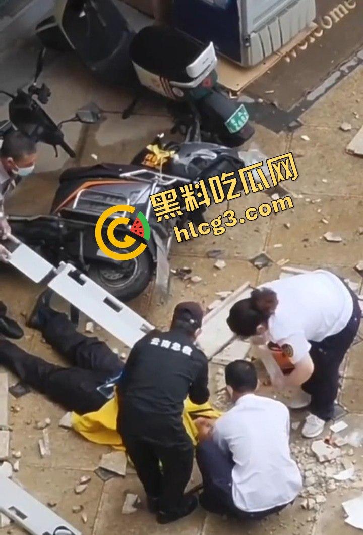昆明海伦国际大风暴雨引发的悲剧!墙皮脱落砸伤外卖小哥,抢救无效心跳骤停!-2