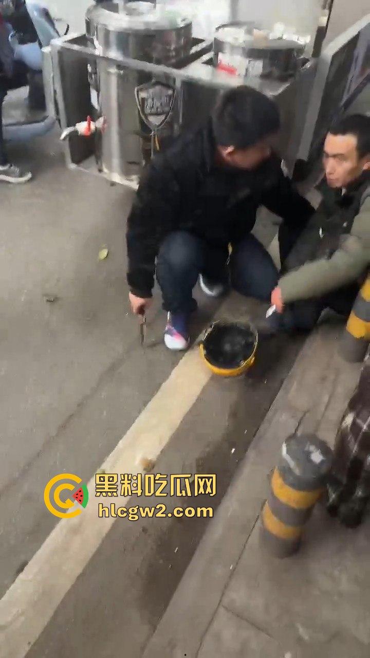 成都惠王陵半边街冲突升级！司机骂外卖员还动手，结果被外卖小哥抹了脖子！-3
