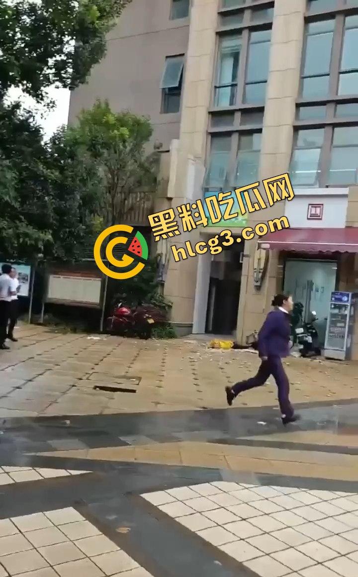 昆明海伦国际大风暴雨引发的悲剧!墙皮脱落砸伤外卖小哥,抢救无效心跳骤停!-3