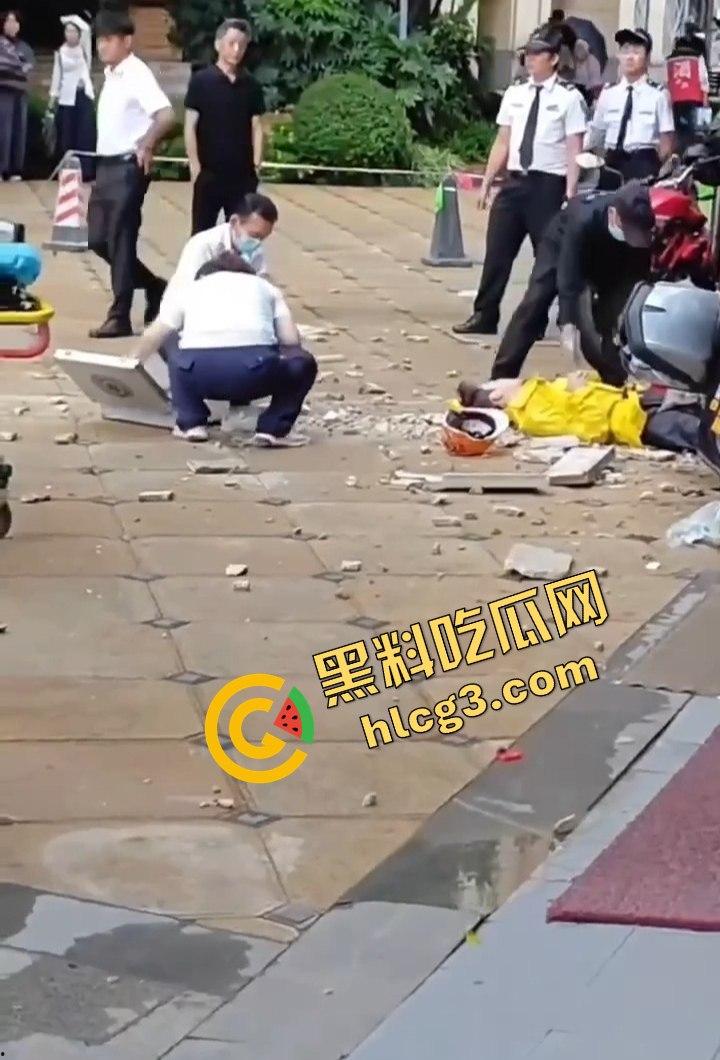 昆明海伦国际大风暴雨引发的悲剧!墙皮脱落砸伤外卖小哥,抢救无效心跳骤停!-4