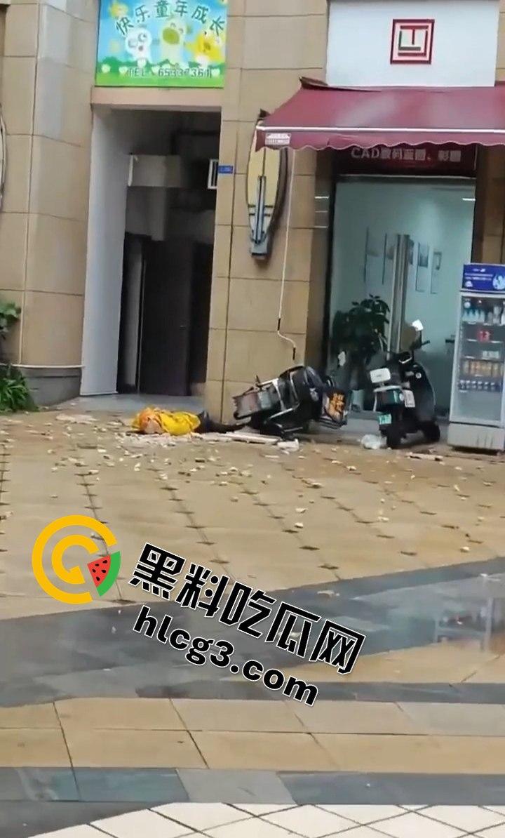 昆明海伦国际大风暴雨引发的悲剧!墙皮脱落砸伤外卖小哥,抢救无效心跳骤停!-5