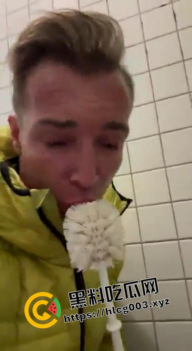 恶心到推特删帖!德国政客公共厕所舔马桶 嗦马桶刷子 太变态了-2