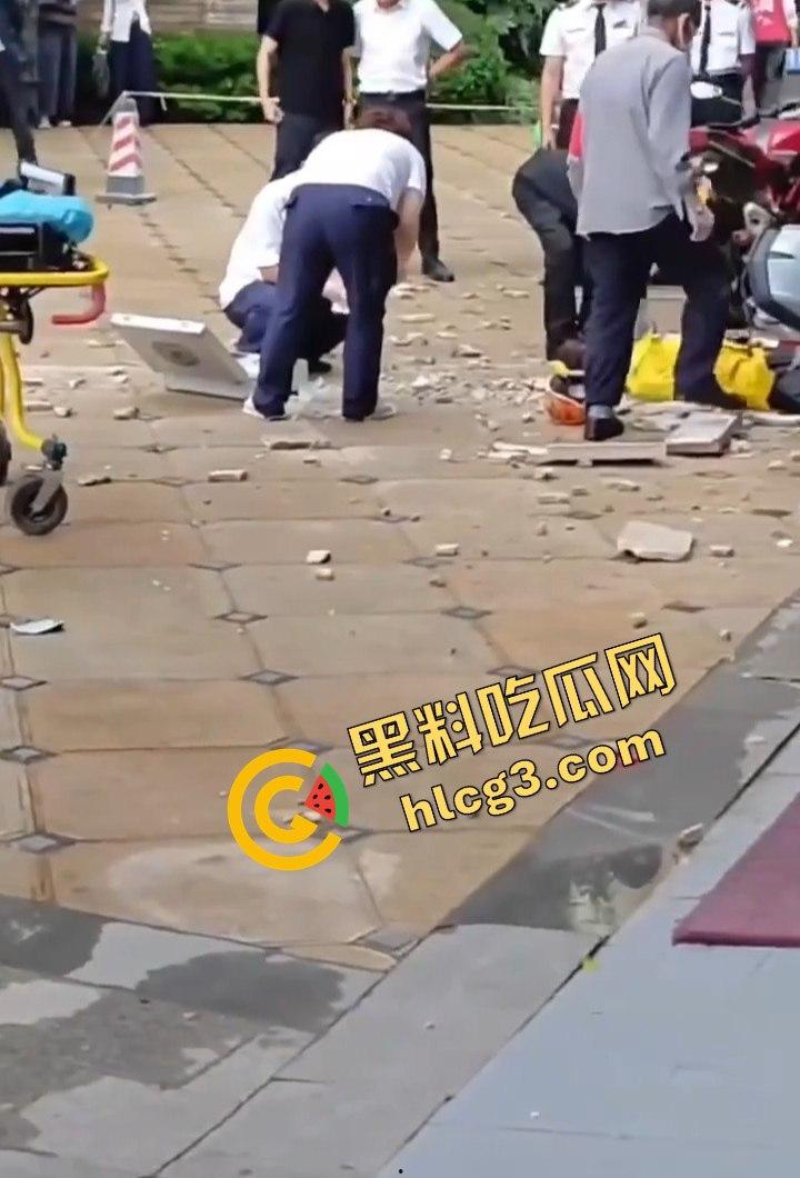 昆明海伦国际大风暴雨引发的悲剧!墙皮脱落砸伤外卖小哥,抢救无效心跳骤停!-6