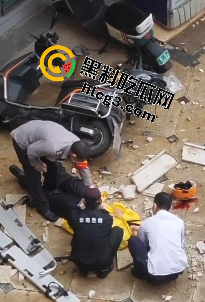 昆明海伦国际大风暴雨引发的悲剧!墙皮脱落砸伤外卖小哥,抢救无效心跳骤停!-7