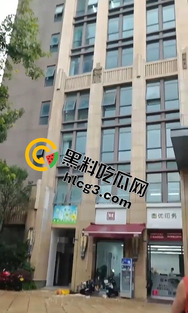 昆明海伦国际大风暴雨引发的悲剧!墙皮脱落砸伤外卖小哥,抢救无效心跳骤停!-8