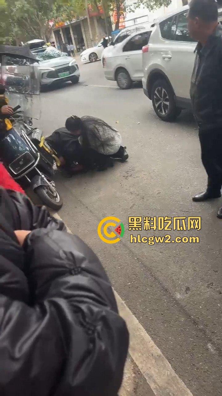 成都惠王陵半边街冲突升级！司机骂外卖员还动手，结果被外卖小哥抹了脖子！-11