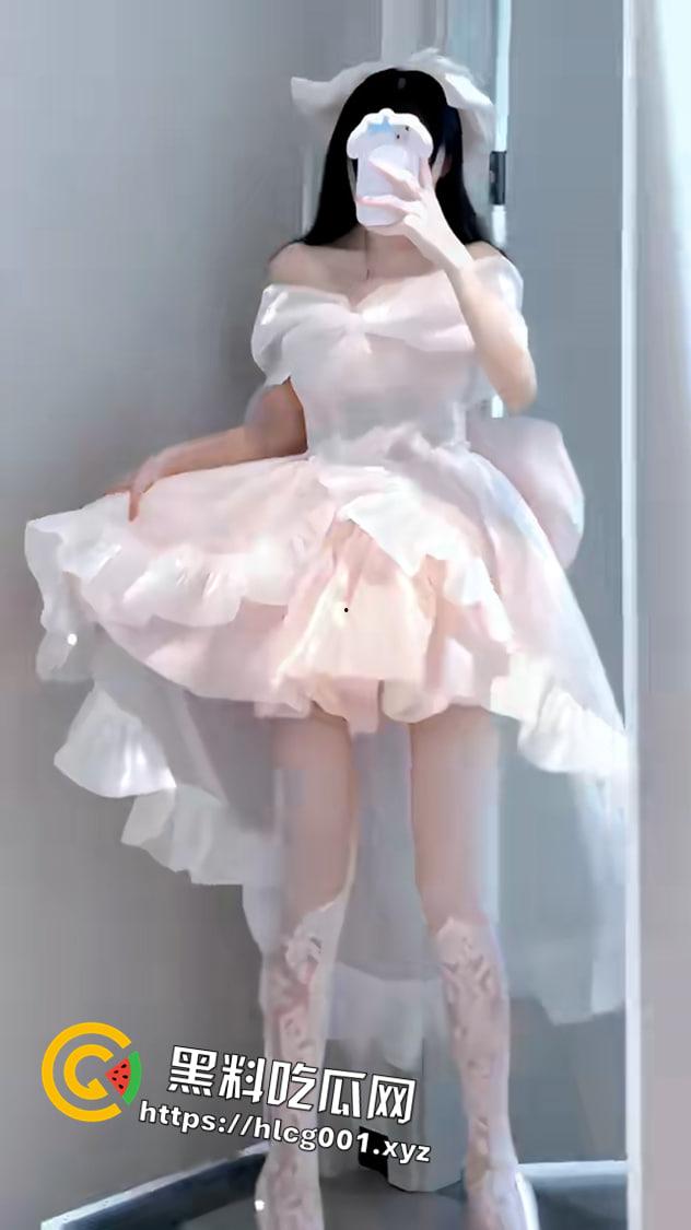 瓜友爆料!抖音230万粉丝网红【瑶瑶大仙女】线下和榜一大哥约会视频及一些列裸照被曝光 这身材一般人真顶不住阿-4