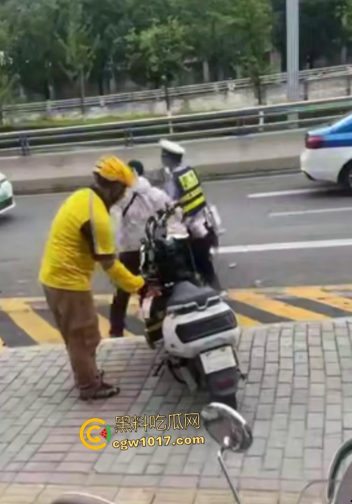 贵阳医院门口外卖小哥抢单血战，互殴拳脚头盔砸成稀碎，交警一人拦不住还得叫援兵，本是同根生相煎何太急呢！