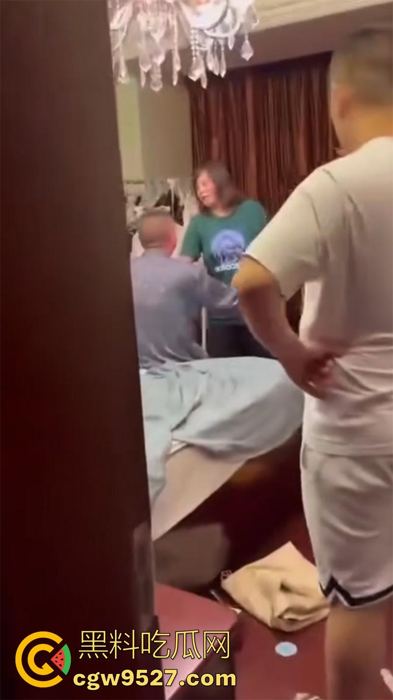 带人捉奸竟将自己抓走，女子发现老公出轨，带家人现场捉奸，疯狂殴打小三，结果警察到了竟把她抓了！