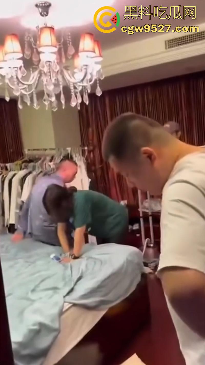 带人捉奸竟将自己抓走,女子发现老公出轨,带家人现场捉奸,疯狂殴打小三,结果警察到了竟把她抓了!-2