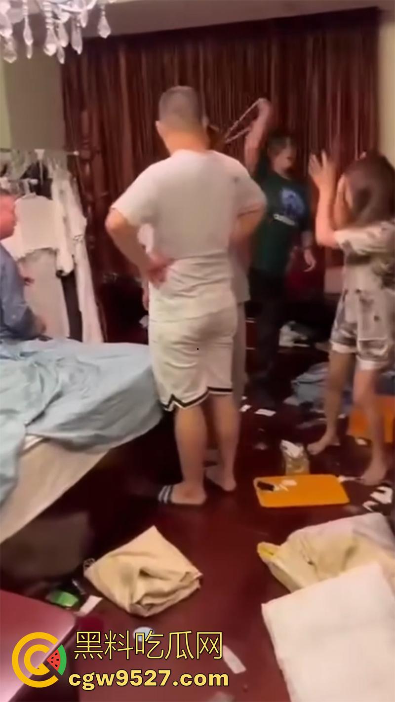 带人捉奸竟将自己抓走,女子发现老公出轨,带家人现场捉奸,疯狂殴打小三,结果警察到了竟把她抓了!-3