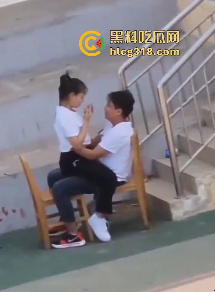校园小情侣操场发情，精虫上脑饥渴难耐，白日宣淫骑乘，顶级巨乳撩衣揉奶激情缠绵！