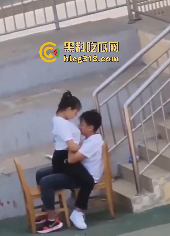 校园小情侣操场发情,精虫上脑饥渴难耐,白日宣淫骑乘,顶级巨乳撩衣揉奶激情缠绵!-2