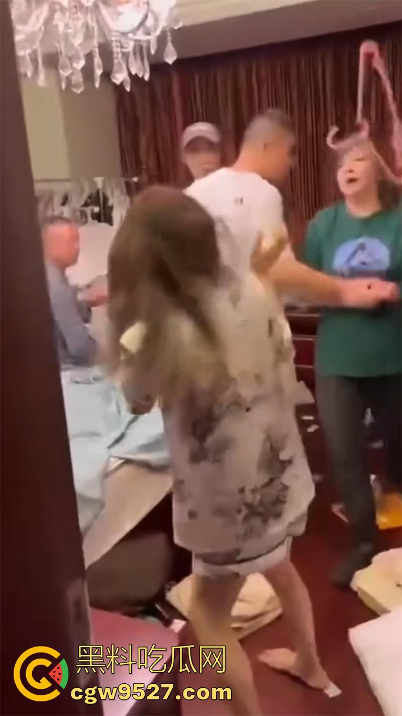 带人捉奸竟将自己抓走,女子发现老公出轨,带家人现场捉奸,疯狂殴打小三,结果警察到了竟把她抓了!-4